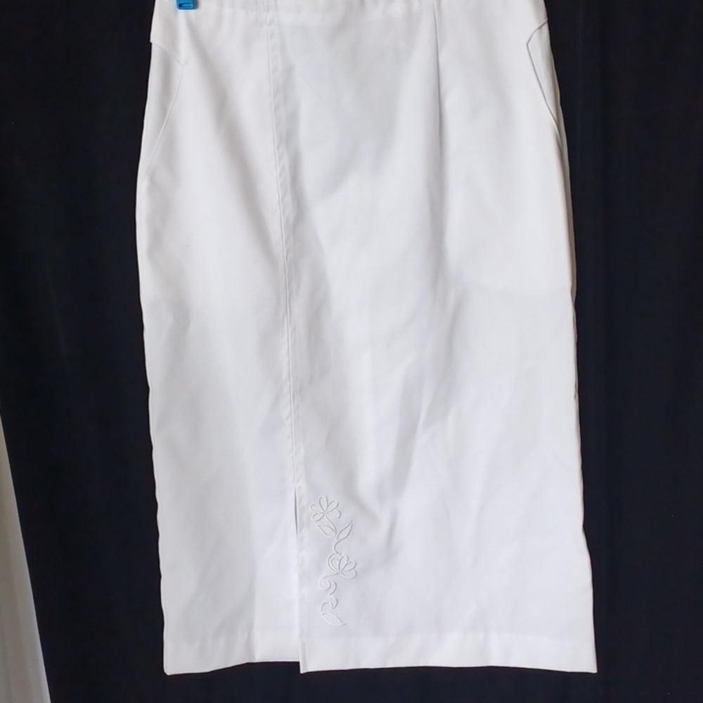🪶white cross pencil skirt, like new, cotton blend, front pockets, embroidered